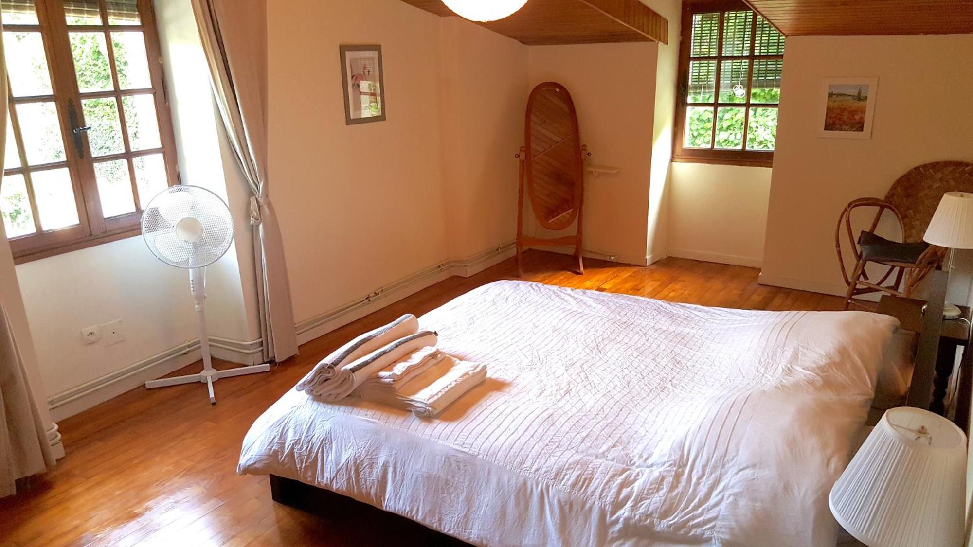 Spacious With Pool In Pretty Village